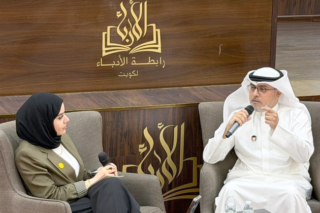 السنعوسي: التوثيق موجود في الرواية شئنا أم أبينا. في جلسة حوارية أقامتها رابطة الأدباء بعنوان «نحن والحرب... مَنْ يكتب الآخر؟» 