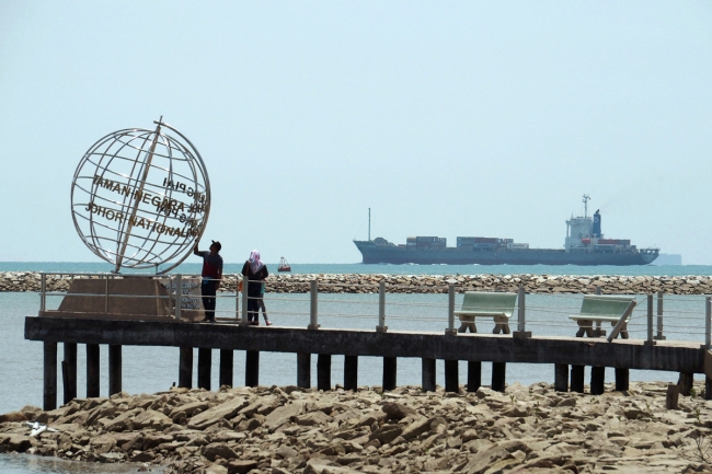 إغلاق «هرمز» يفتح العين على «ملقة» 