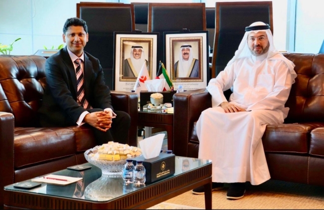 رئيس الطيران المدني يبحث مع السفير البريطاني تعزيز التعاون بين البلدين في مجال النقل الجوي