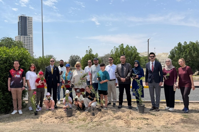 مبادرة تشجير رمزية في المنطقة الدبلوماسية. نظمها برنامج «موئل الأمم المتحدة» بمشاركة دبلوماسية. في إطار تعزيز مفاهيم الدبلوماسية البيئية ودعم الجهود الوطنية لزيادة الرقعة الخضراء ومكافحة التصحر 