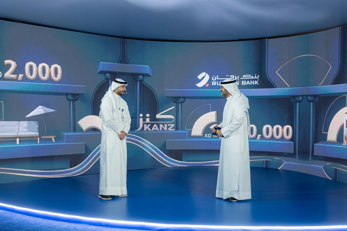 المذيع عبدالله مال الله مع يوسف العلي مدير أول - المنتجات وشرائح العملاء في «برقان» خلال إعلان أسماء الفائزين