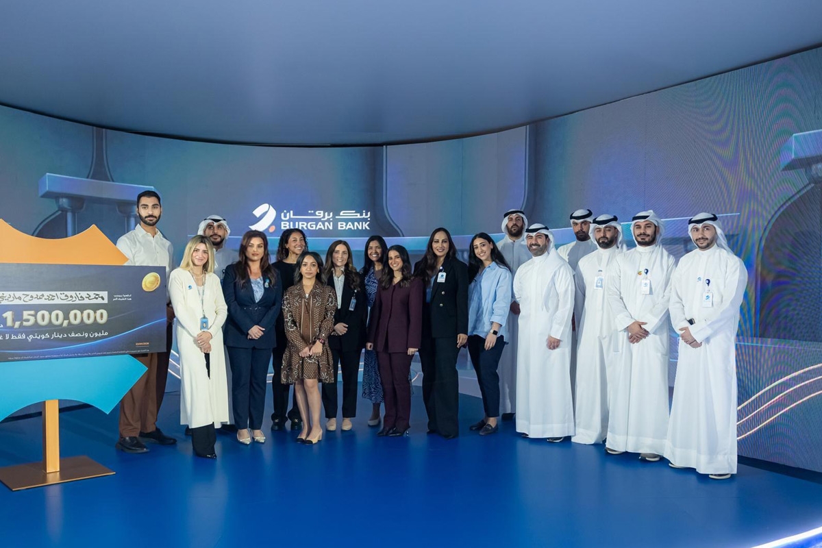 جانب من احتفاء الإدارة العليا وفريق البنك بتتويج المليونير الرابع ضمن سحوبات «كنز برقان»