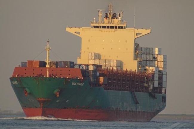 الحرس الثوري الإيراني يعترض سفينة حاويات في مضيق هرمز. السفن المخالفة تم نقلها إلى المياه الإقليمية الإيرانية لتفتيش شحناتها 