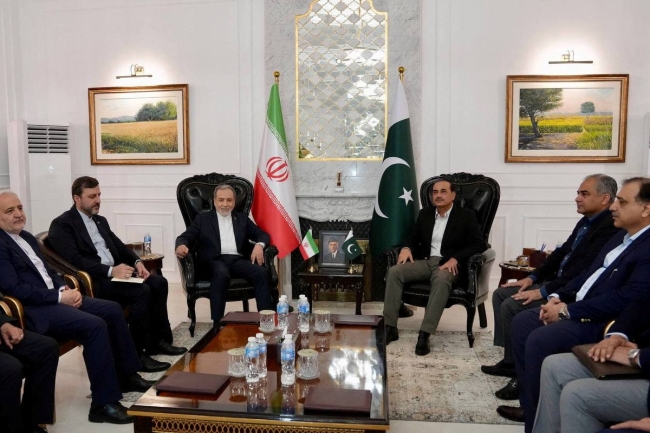 رويترز عن مصدر باكستاني: عراقجي قدم مطالب إيران وتحفظاتها على المطالب الأميركية 