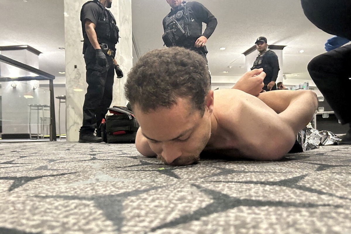 المتهم ملقياً على الأرض بعد ان تم إلقاء القبض عليه