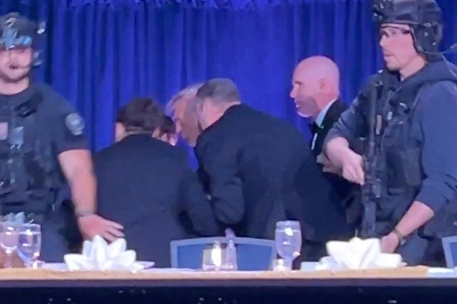 إجلاء الرئيس دونالد ترامب من حفل رسمي بعد بلاغ عن إطلاق نار