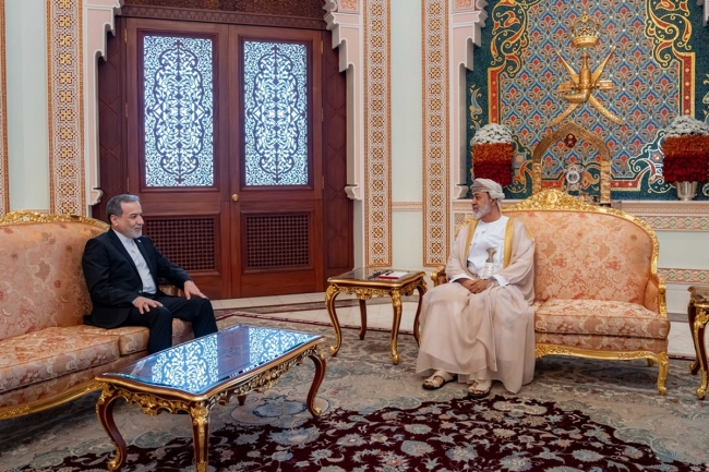 سلطان عمان يستقبل وزير الخارجية الإيراني لبحث مستجدات المنطقة وجهود الوساطة. السلطان هيثم بن طارق أكد أهمية تغليب الحوار والدّبلوماسية في معالجة القضايا. عراقجي: نُقدر دور السلطنة في تعزيز مساعي الأمن والاستقرار 