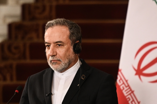 وزير الخارجية الإيراني يعود إلى العاصمة الباكستانية قادماً من سلطنة عمان