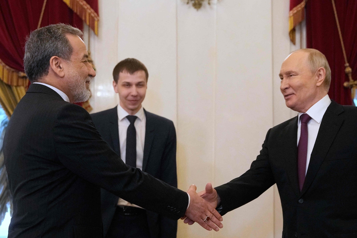 بوتين مستقبلاً عراقجي: سنواصل علاقاتنا الاستراتيجية مع إيران 