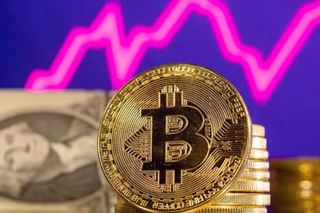 «بتكوين» تتراجع بعد ملامسة مستوى 79.5 ألف دولار 