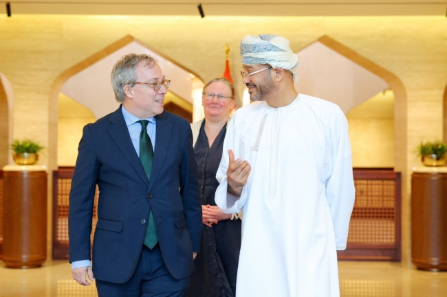 ُُعُمان: ضرورة ضمان انسيابية الملاحة الدولية في مضيق هرمز. وزير خارجيتها التقى مسؤولاً بريطانياً: حماية سلاسل الإمداد العالمية وتعزيز الاستقرار الاقتصادي. أكدا أهمية تعزيز التعاون والتنسيق في المجالات الأمنية والبحرية 