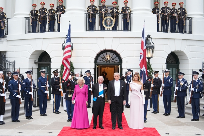 الملك تشارلز ممازحاً الرئيس الأميركي: لولا البريطانيون «لكنتم تتكلمون الفرنسية»