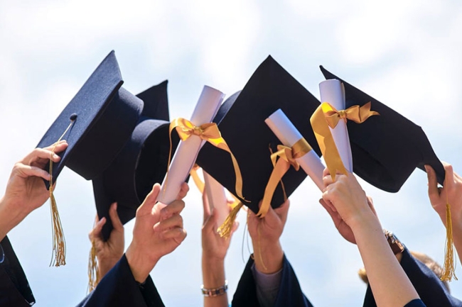 التربية: قصر إقامة الفعاليات وحفلات التخرج والتفوق داخل المسرح المدرسي. منع تنظيمها خارج أسوار مدارس المرحلة الثانوية. اشتراط الحصول على موافقات مسبقة للفعاليات غير المدرجة ضمن الخطة السنوية المعتمدة للمدرسة. حظر دعوة شخصيات من خارج الوزارة أو التواصل مع جهات خارجية دون موافقات رسمية مسبقة. منع تحميل الطلبة وأولياء الأمور أي أعباء مالية أو طلب تبرعات لتغطية تكاليف الاحتفالات 