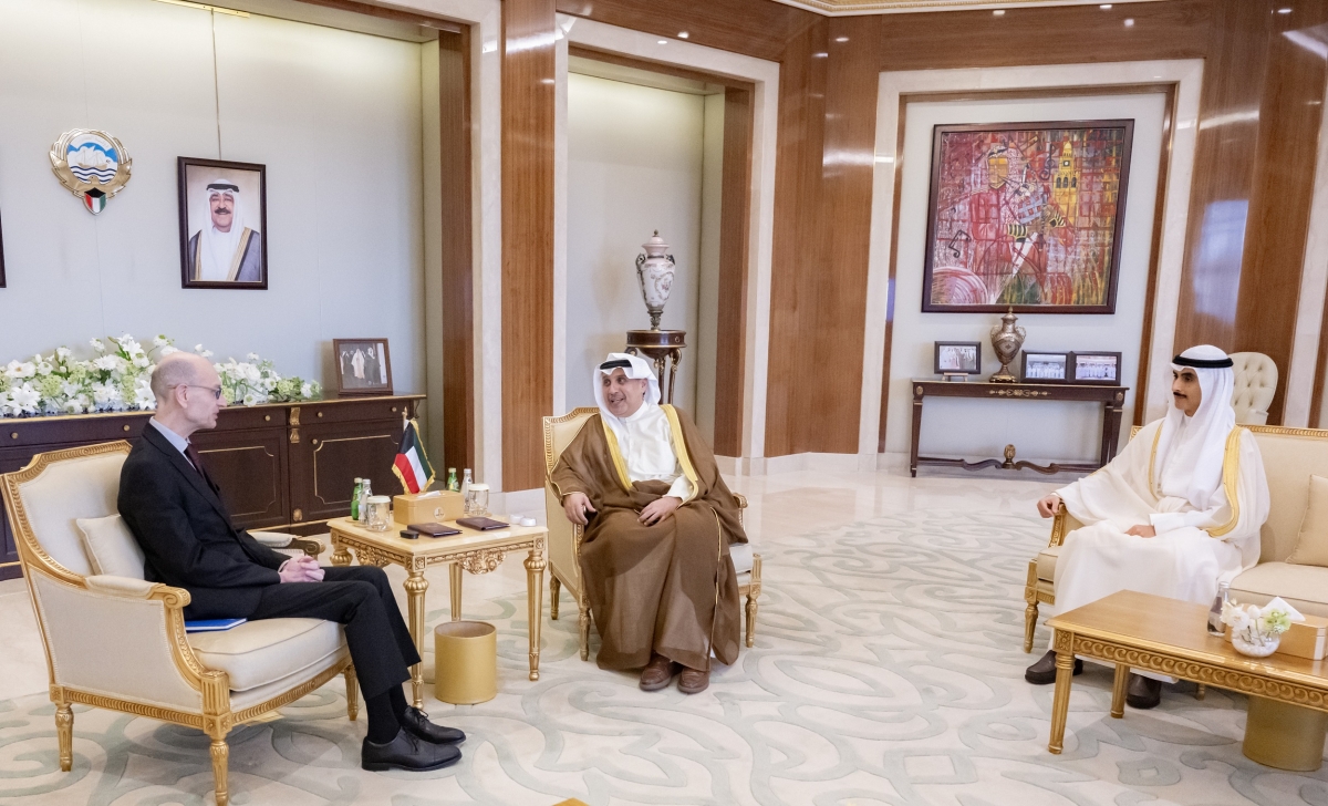وزير «الديوان الأميري» ورئيس ديوان ولي العهد يستقبلان سفيري مالطا وماليزيا 