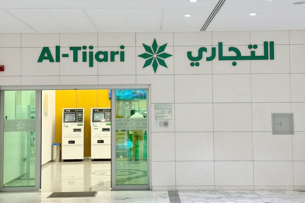 «التجاري» يعلن فائزي سحوبات «النجمة» الأسبوعية والشهرية 
