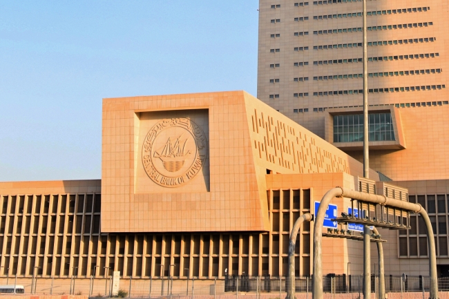 «المركزي»: المرأة تشكل 57.1% من موظفي البنك و58.5% من المناصب القيادية. 50 % من البعثات الدراسية استفادت منها كوادر نسائية بالبنك خلال 10 سنوات. أكد دعمه لتمكين المرأة وتعزيز دورها في التنمية مجدداً التزامه بالمساواة وتكافؤ الفرص بين الكوادر الوطنية 
