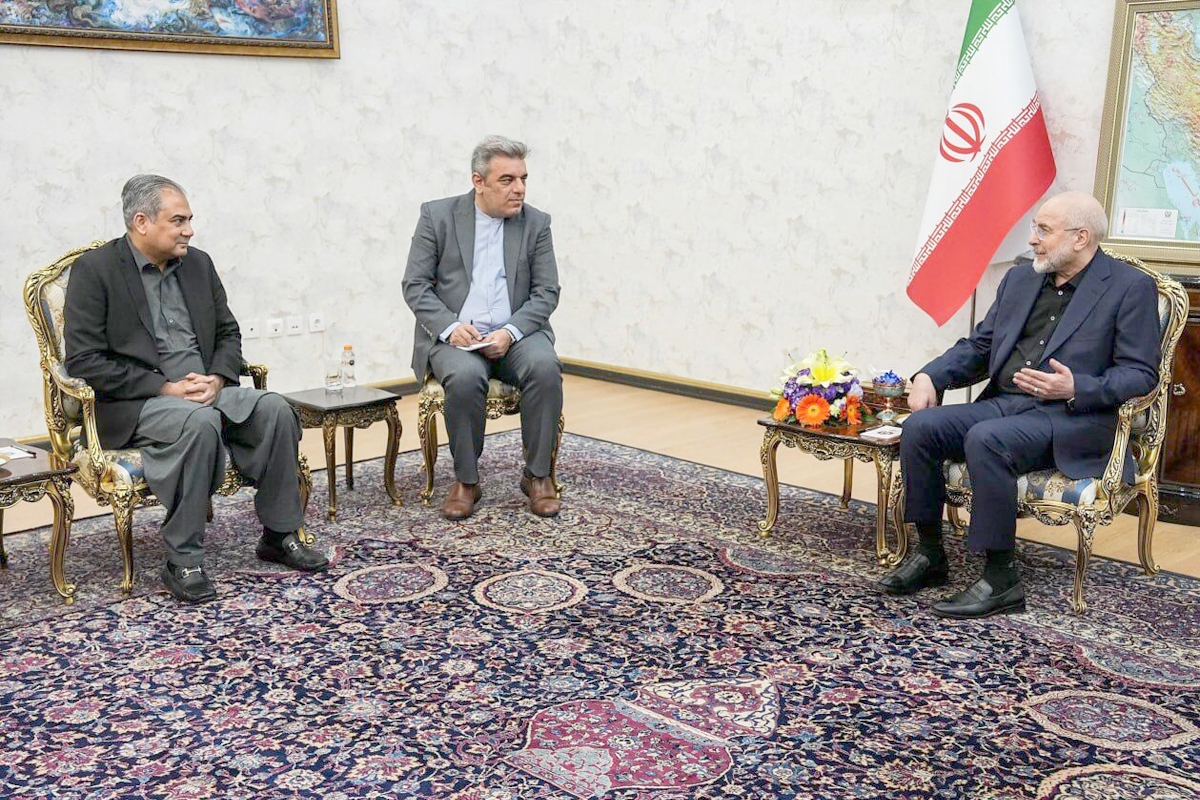 قاليباف متحدثاً إلى مبعوث السلام الباكستاني في طهران أمس (إرنا)