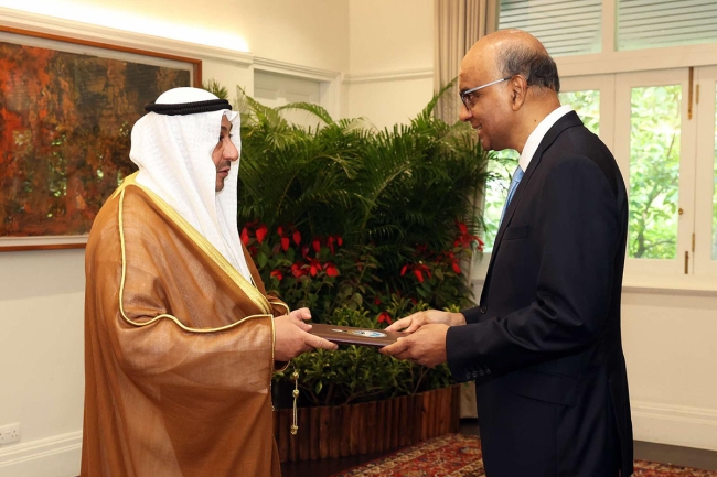 سفير الكويت لدى سنغافورة يقدم أوراق اعتماده إلى رئيس الجمهورية. الدعيج أكد على متانة العلاقات الكويتية السنغافورية مع مرور 41 عاماً على إقامتها. تطلع لتوسيع التعاون الاقتصادي والتجاري والاستثماري والتعليمي والتكنولوجي 