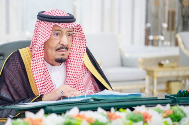 مجلس الوزراء السعودي يوافق على مذكرة تفاهم مع الكويت في «تنمية الصادرات». خادم الحرمين الشريفين ترأس الجلسة المنعقدة في جدة. «المملكة لن تتوانى أبداً في حماية أمنها وصون استقرارها وسلامة مواطنيها والمقيمين على أراضيها» 