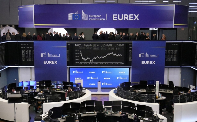 أسهم أوروبا تغلق عند أعلى مستوى في أكثر من شهر بفضل التكنولوجيا. بفضل تحسن المعنويات تجاه المخاطرة على خلفية التوقعات بقرب التوصل إلى اتفاق ينهي الصراع في الشرق الأوسط. المؤشر ستوكس 600 الأوروبي أغلق على ارتفاع 0.73 %عند 625.12 نقطة. قفز سهم إنفينيون 8 % وارتفع سهم إس تي ميكرو إلكترونيكس 5.2 % وصعد سهم إيه.إس.إم.إل 4.7 % 