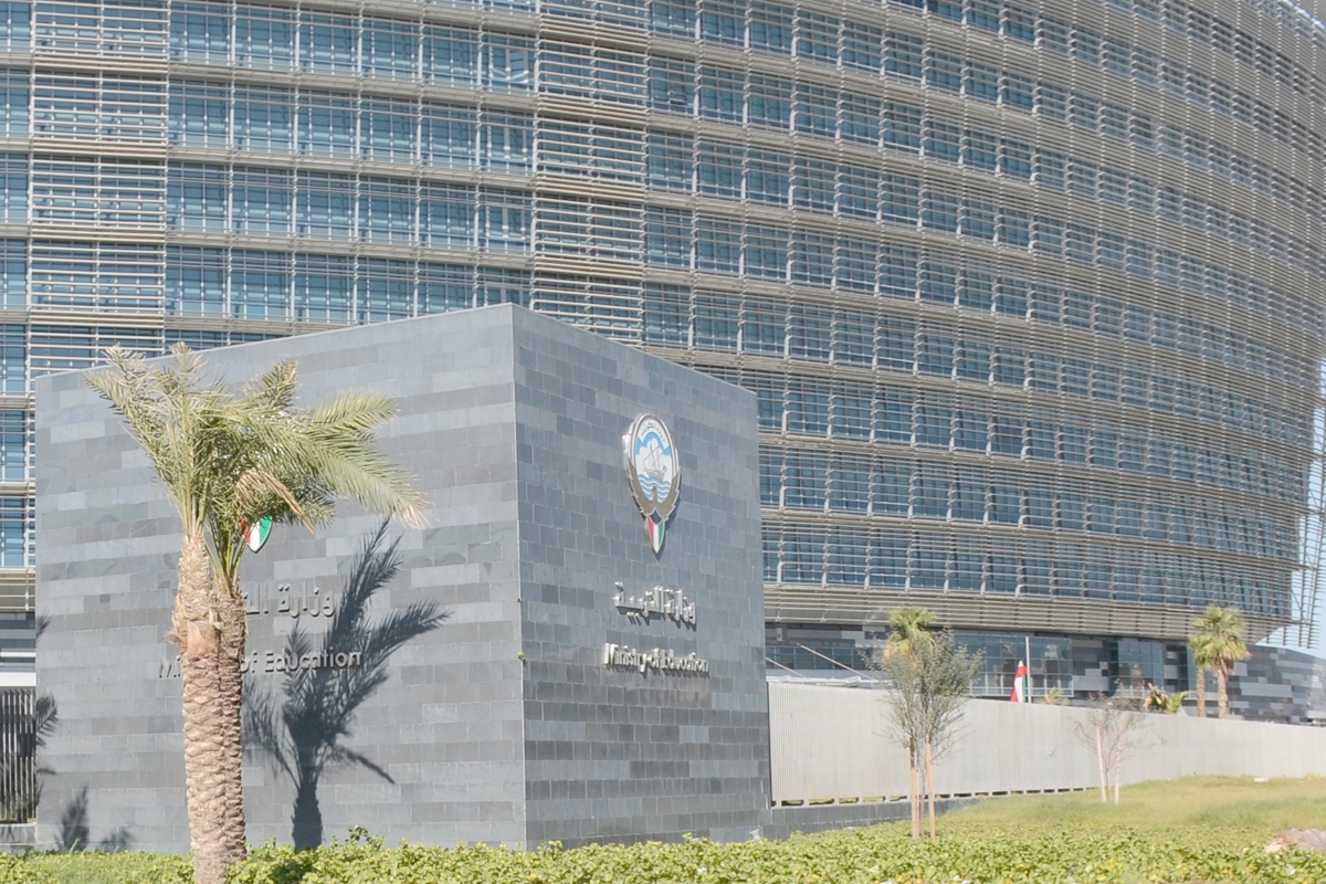 استمرار إعفاء العاملين في المدارس من البصمة 