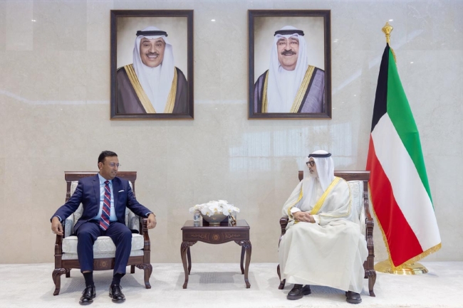سمو أمير البلاد يتلقى رسالة خطية من رئيس وزراء بنغلاديش. تسلمها وزير الخارجية خلال استقباله مستشار ومبعوث رئيس الوزراء للشؤون الخارجية. تتصل بالعلاقات الوثيقة بين البلدين وأطر تعزيزها وتنميتها 