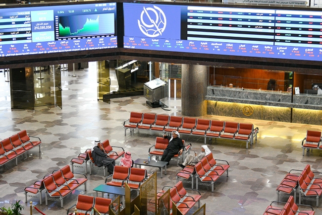 سيولة بورصة الكويت تتراجع إلى 7.6 مليارات دينار خلال 5 أشهر بانخفاض 24.8%. «الشال»: نصف الشركات المدرجة حصلت على أقل من 6% من سيولة السوق. السوق الأول يهيمن على 70% من التداولات منذ بداية 2026 