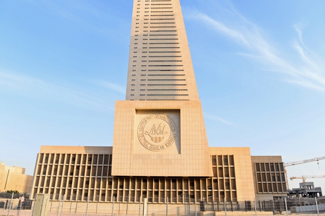 توجيه التسهيلات المصرفية نحو قطاع الأعمال بنسبة 62.9%. ودائع القطاع الخاص المحلي تمثّل 39% من إجمالي مطلوبات البنوك. الموجودات الأجنبية ارتفعت 5.58 مليارات دينار بنسبة 19% لتبلغ 35.01 ملياراً 