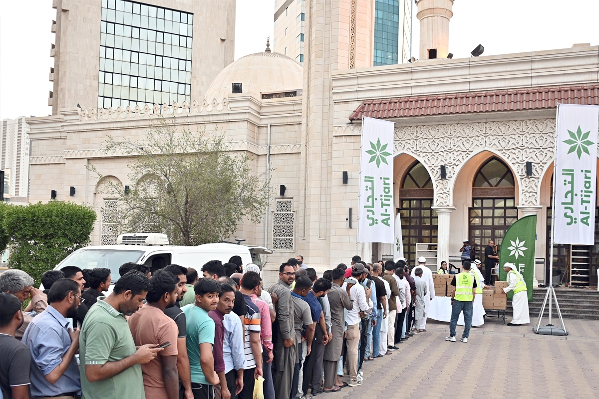 «التجاري» وزّع وجبات إفطار صائم على العمال في يوم عرفة 