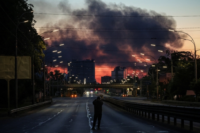 هجوم روسي على كييف يسفر عن حرائق وانهيار مبنى سكني هجوم روسي على كييف يسفر عن حرائق وانهيار مبنى سكني