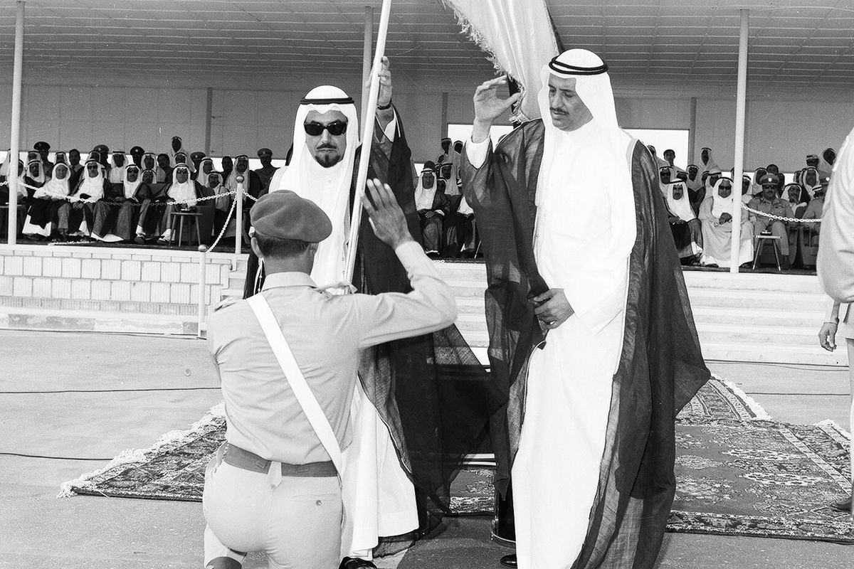 الأمير الراحل الشيخ جابر الأحمد والشيخ سالم العلي خلال أحد احتفالات «الحرس»