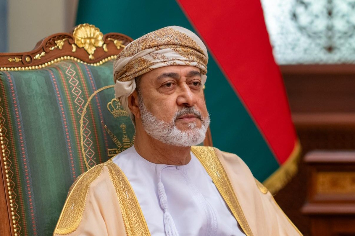 السلطان هيثم بن طارق يؤكد ثبات نهج عُمان الحيادي ودعم أمن الملاحة في مضيق هرمز 