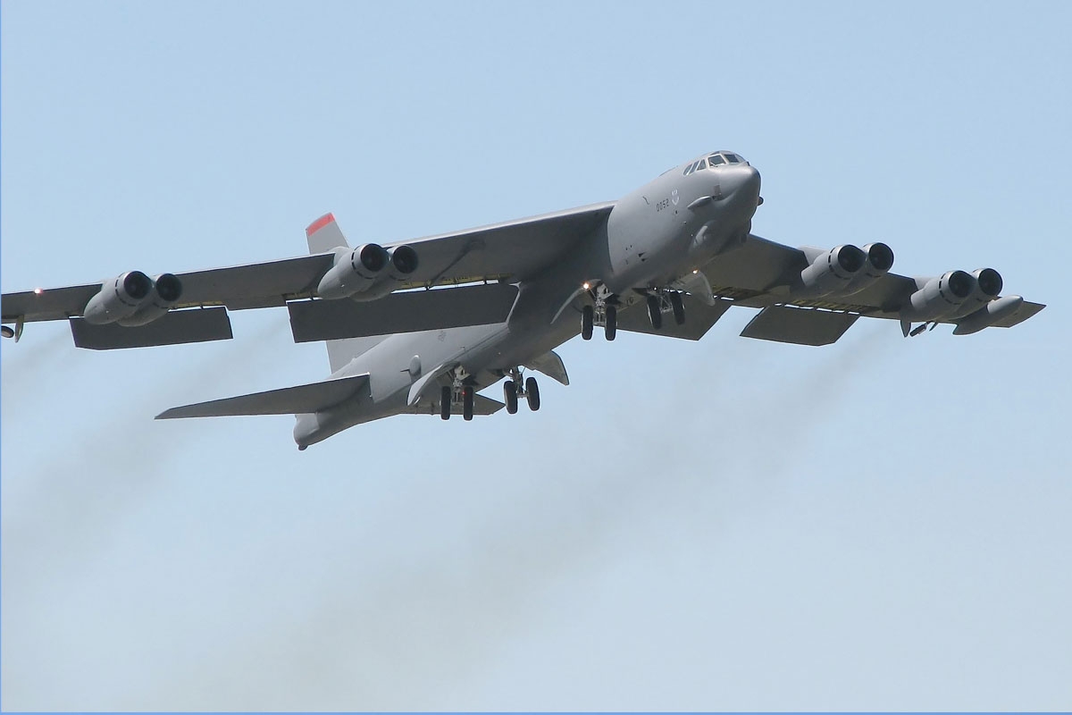 تحطم قاذفة أميركية من طراز «B-52» بعيد إقلاعها من كاليفورنيا 