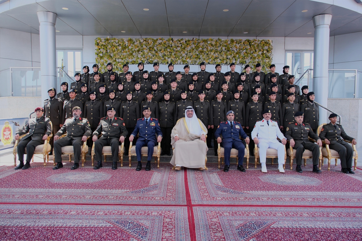 العلي والشريعان والجابر مع الضابطات الخريجات أمس    