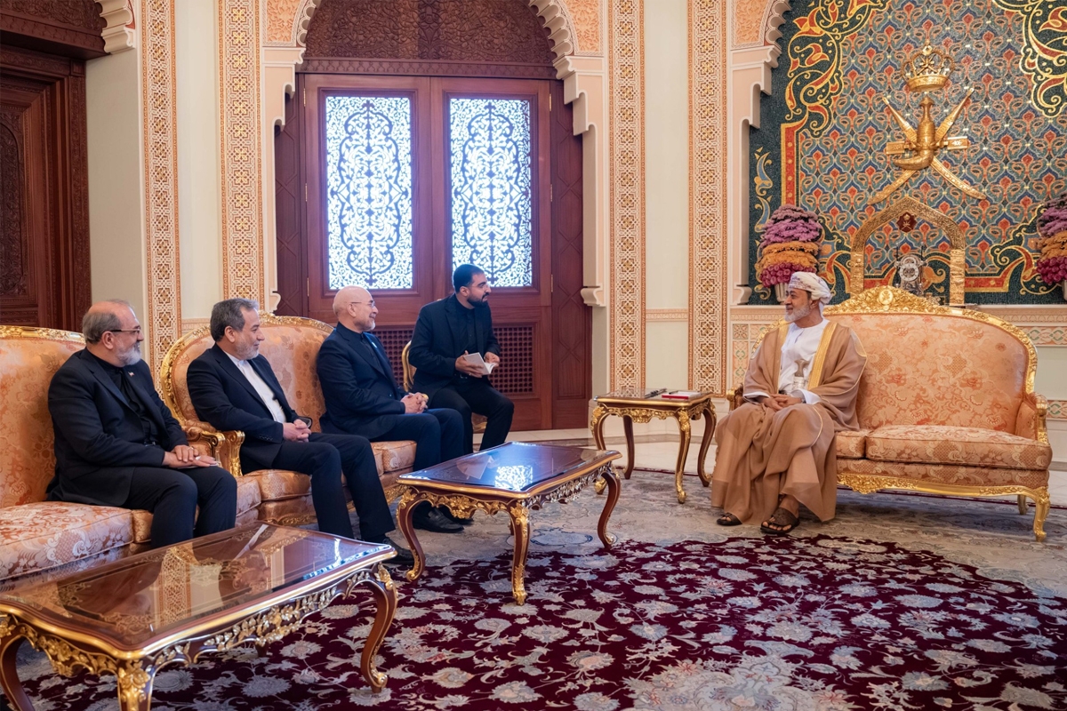 سلطان عمان مستقبلاً وفد المفاوضات الإيراني: ندعم التوصل إلى تسوية نهائية 