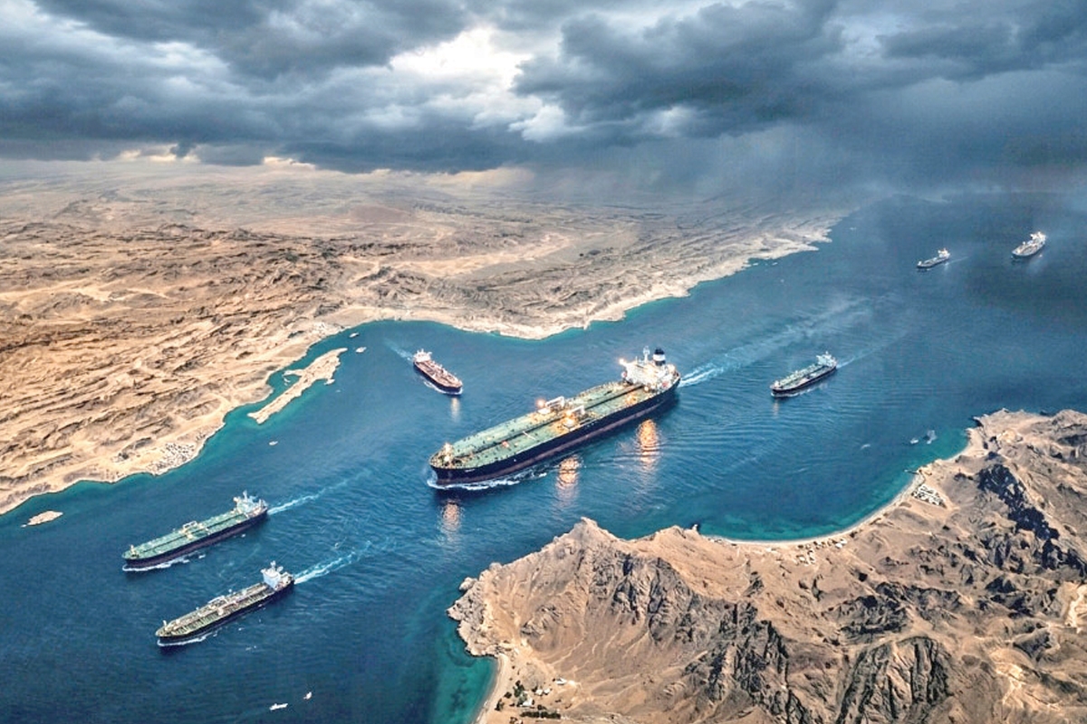 النفط يواصل التراجع مع خروج الناقلات من مضيق هرمز 
