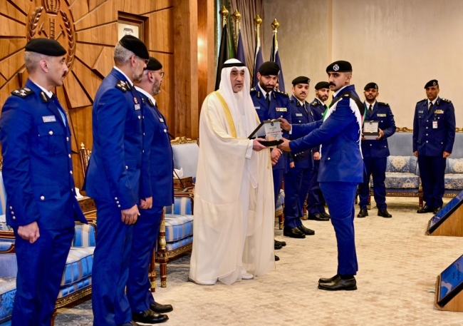 اليوسف شهد حفل تخريج 134 ضابطاً في «الإطفاء»: العمل بإخلاص في حماية الأرواح والممتلكات. طالبهم ببذل المزيد من الجهد في خدمة الوطن ومواصلة تطوير كفاءاتهم المهنية 