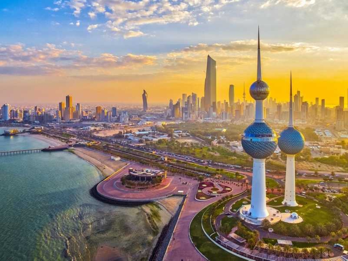 طقس شديد الحرارة ورطب نسبيا على المناطق الساحلية 