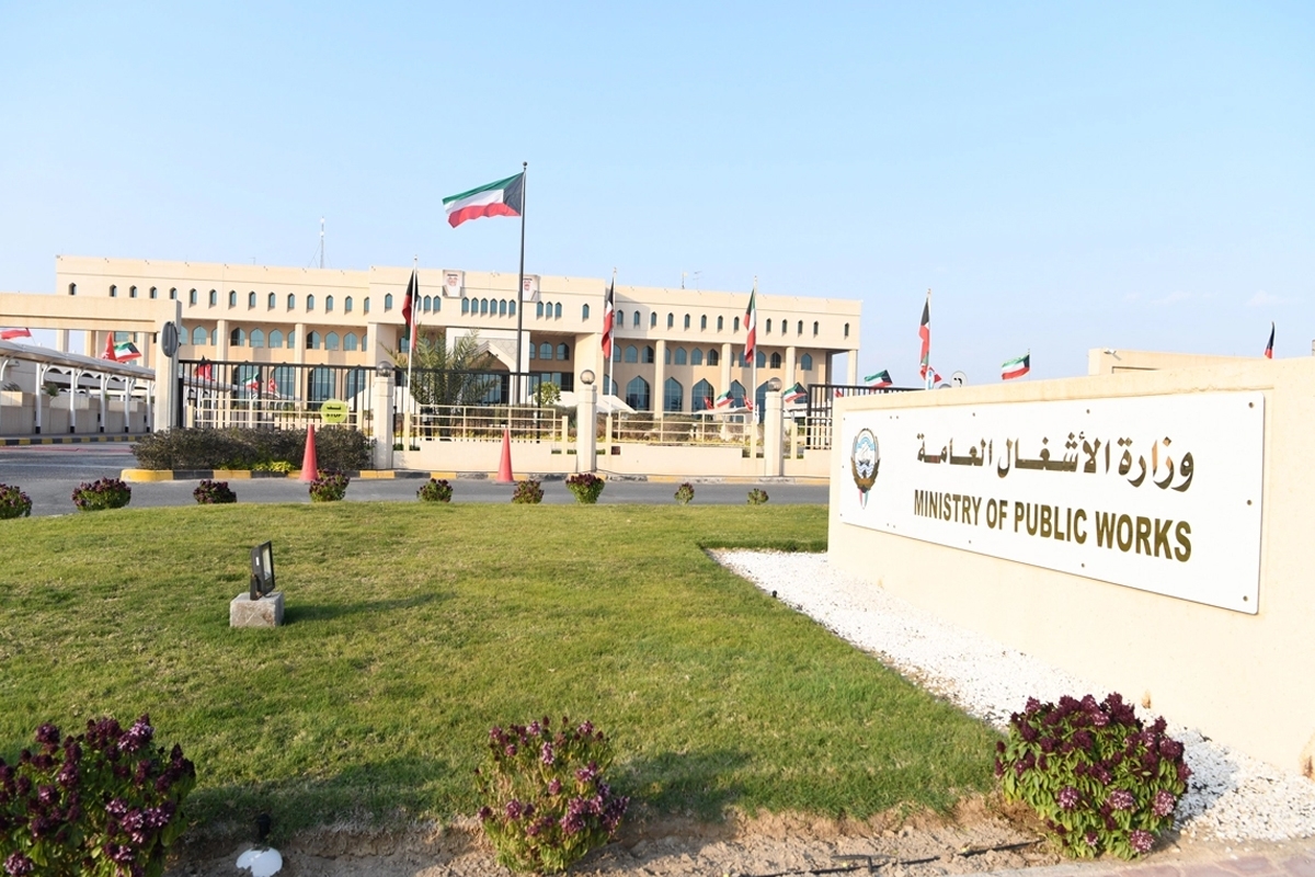 «الأشغال» تواصل أعمال الصيانة الجذرية لعقود الطرق 