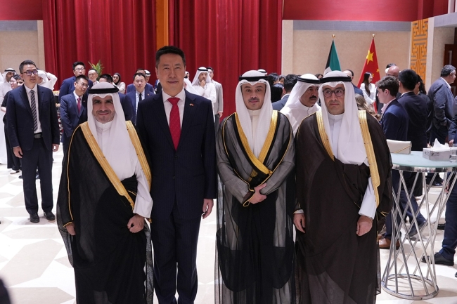 سفير الصين: العلاقات الوثيقة مع الكويت في تطور ملحوظ.. وتركيز على تنفيذ المشاريع الكبرى. السفير شين نظم خلال استقبال بمناسبة ذكرى تأسيس الحزب الشيوعي. مشروع ميناء مبارك الكبير دخل مرحلة التنفيذ.. ومشاورات بشأن عدد من المشاريع الكبرى الأخرى 
