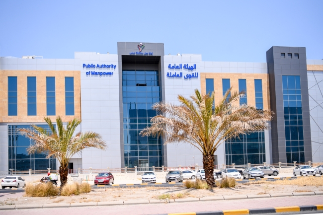 «القوى العاملة»: 27141 طلب تحويل من «المحظورة» مع انقضاء المهلة المقرّرة. 16048 لـ «المشروعات الصغيرة» و7760 لـ«الزراعة والصناعة» و3333 لـ «الرعي والصيد». رفض مئات الطلبات غير المستوفية اشتراط موافقة صاحب العمل الأصلي 