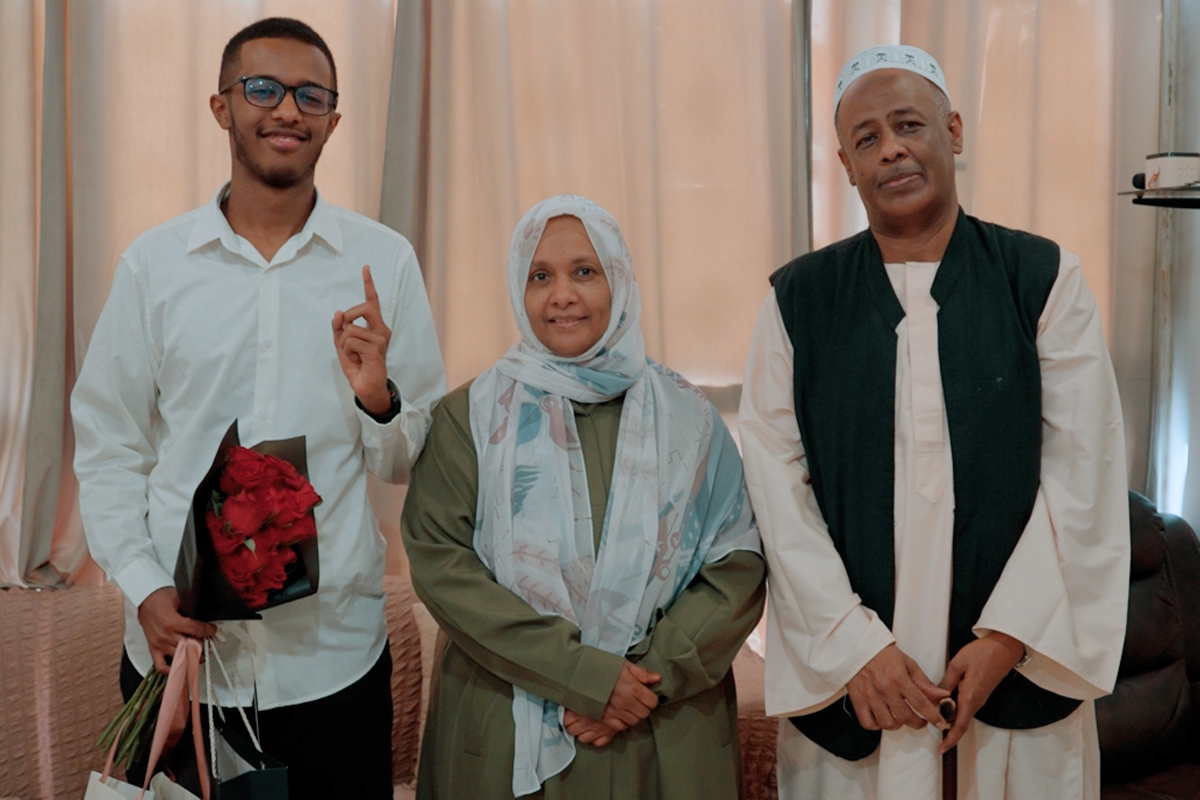 أحمد إدريس مع والديه
