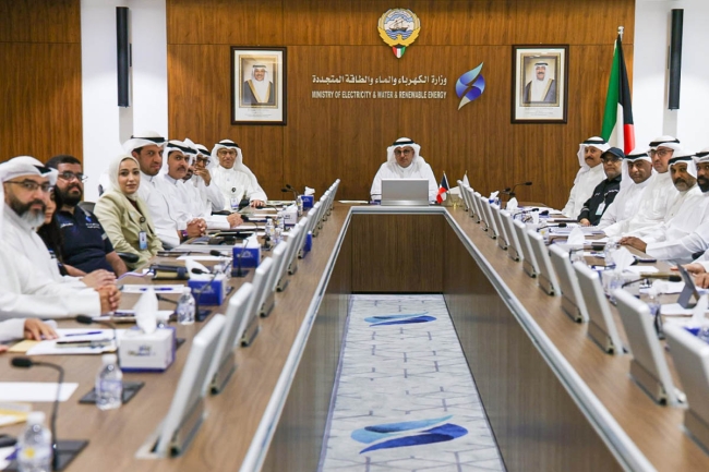 «الكهرباء»: تحسن ملحوظ في مؤشرات التعامل مع بلاغات الطوارئ. الوزير المخيزيم ترأس اجتماع مؤشرات أداء فرق الطوارئ. استبدال 950 محولاً في المنطقة الشمالية وتنفيذ صيانة جذرية للخطوط الهوائية. استخدام كاميرات التصوير الحراري لرصد النقاط الحرجة 