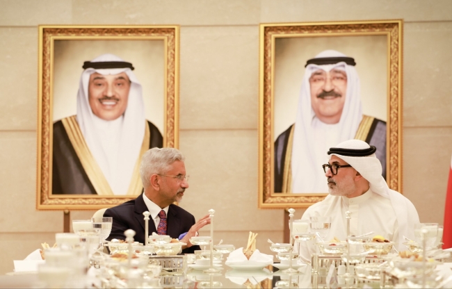 وزير الخارجية يلتقي نظيره الهندي بمناسبة زيارته الرسمية إلى الكويت. استعرضا العلاقات التاريخية الراسخة بين البلدين وسبل تعزيزها في مختلف المجالات 