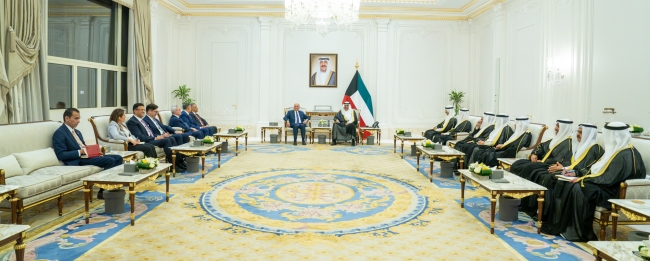 سمو ولي العهد يستقبل وزير الخارجية العراقي