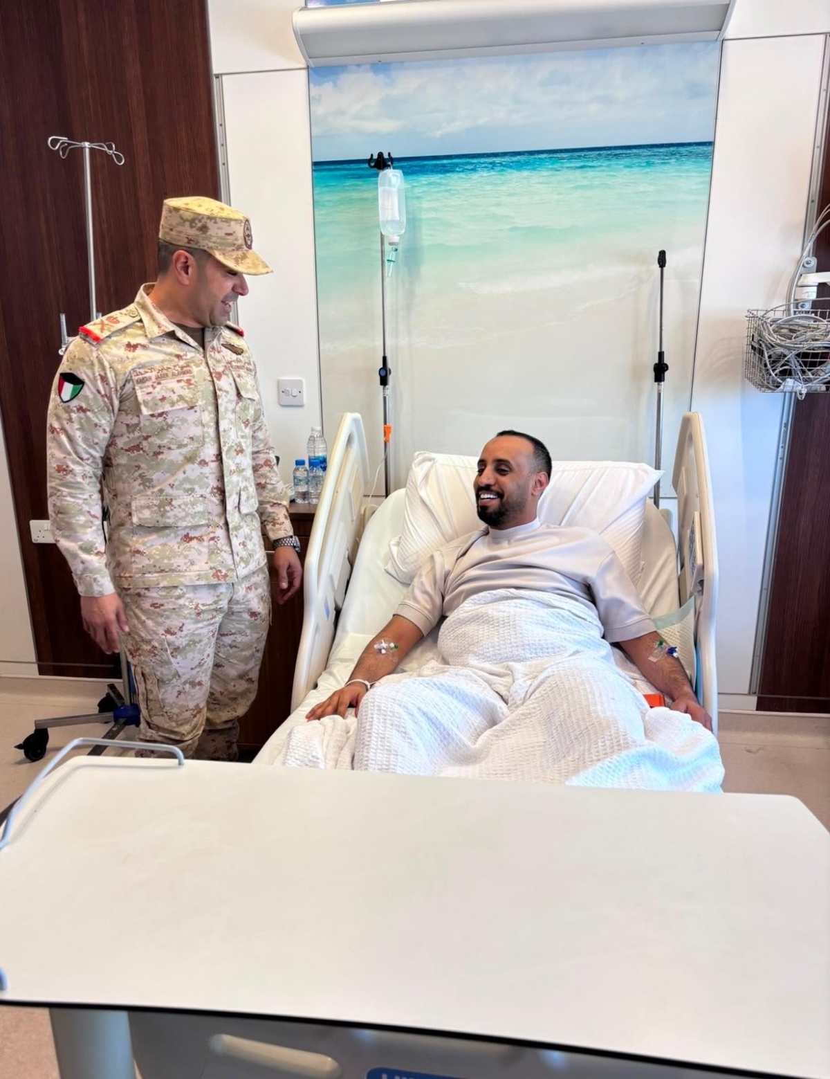 جانب من زيارة نائب رئيس الأركان العامة للجيش اللواء الركن الطيار صباح جابر الأحمد الصباح إلى عدد من المصابين من منتسبي القوة البرية الكويتية