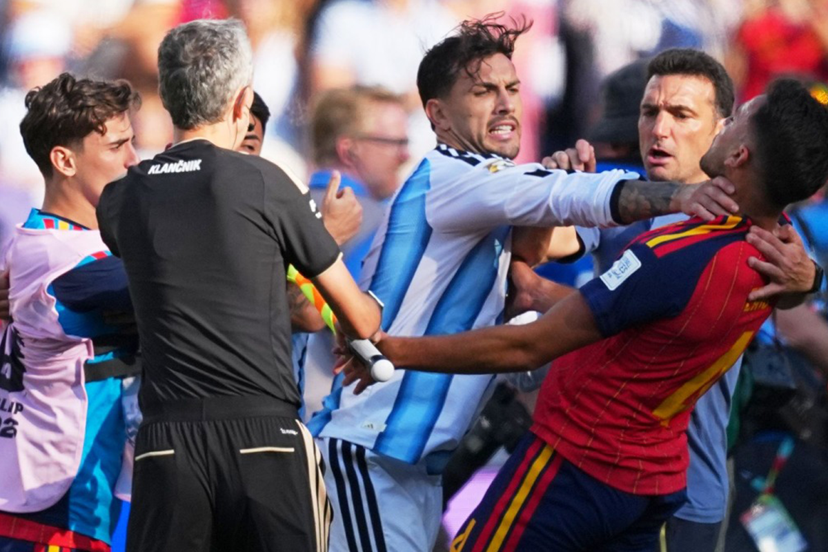 «فيفا» تفتح تحقيقا في مشادات وعنف خلال احتفالات منتخب إسبانيا بالفوز بكأس العالم