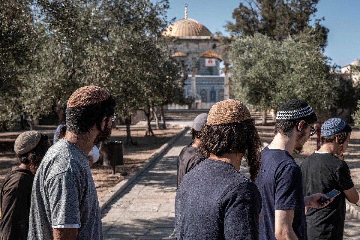 مستوطنون يقتحمون المسجد الأقصى.. والاحتلال يمنع الفلسطينيين من الصلاة