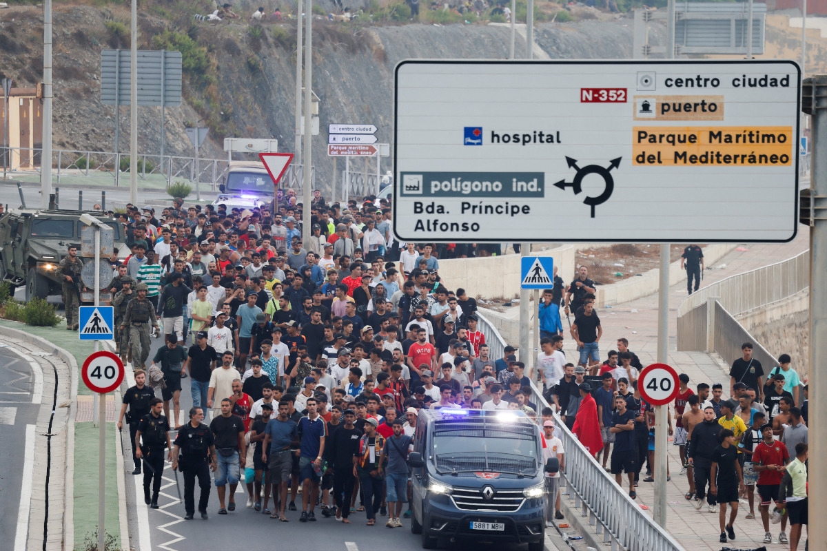 ماذا نعرف عن تدفق عشرات الآلاف من المهاجرين من المغرب إلى سبتة؟