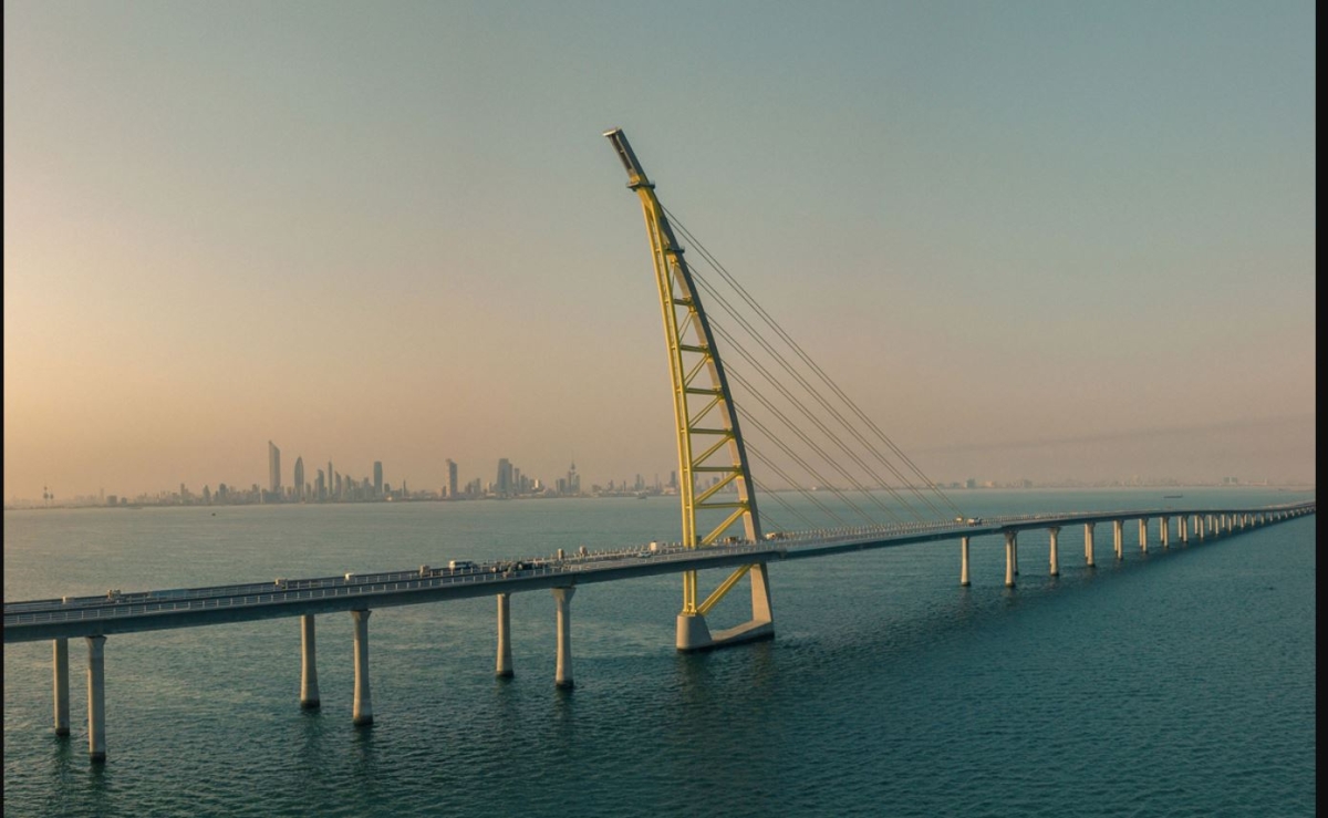 فرق الإطفاء و الإنقاذ البحري تعاملت مع محاولة إنتحار من أعلى جسر الشيخ جابر